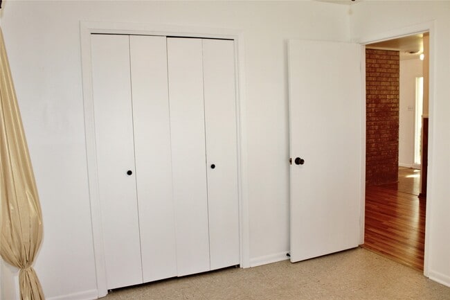 Building Photo - 218 Smith St