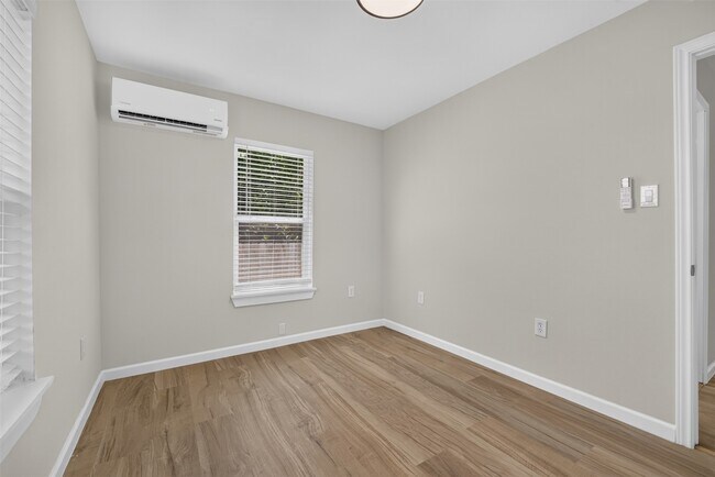 Building Photo - 908 1/2 Jewett St