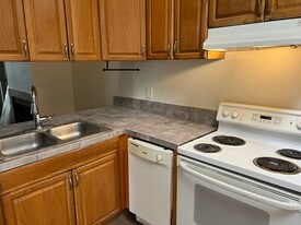 Building Photo - 415 E Thoroughbred St