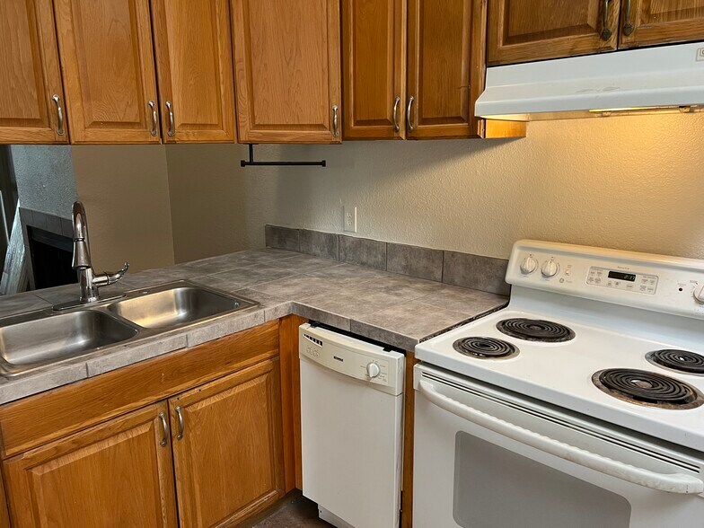 Primary Photo - 415 E Thoroughbred St