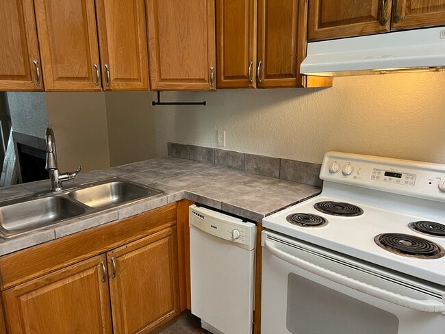 Building Photo - 415 E Thoroughbred St