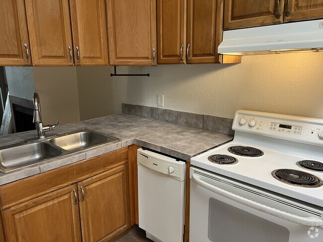 Building Photo - 415 E Thoroughbred St