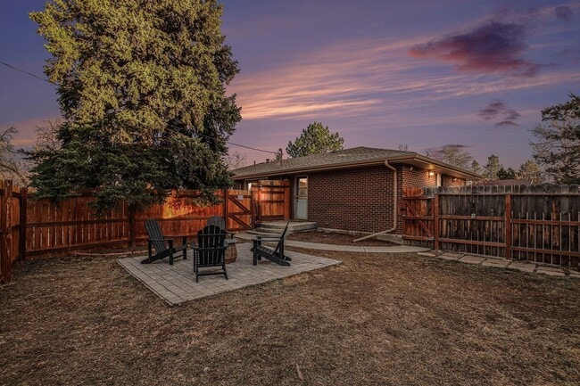 Building Photo - Golden Duplex > Unit is fully furnished feels like NEW!