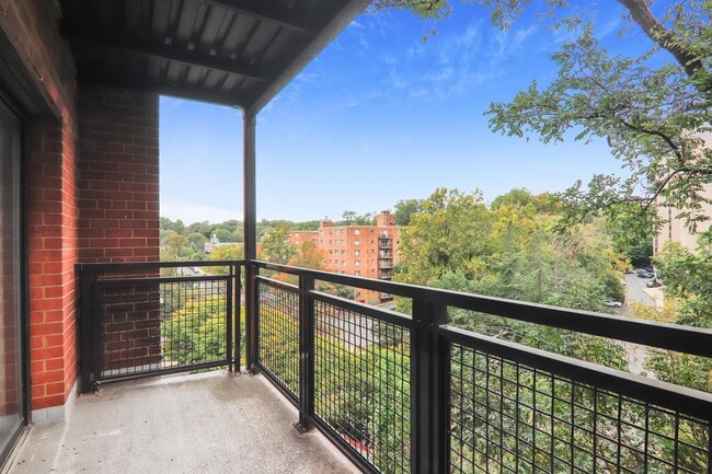 Building Photo - 7611 Maple Ave