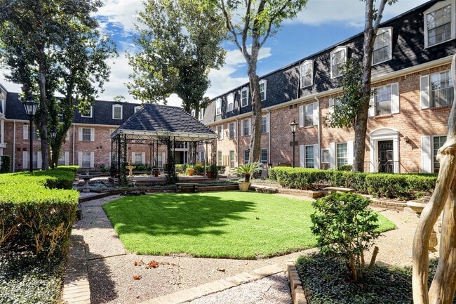 Building Photo - 353 N Post Oak Ln