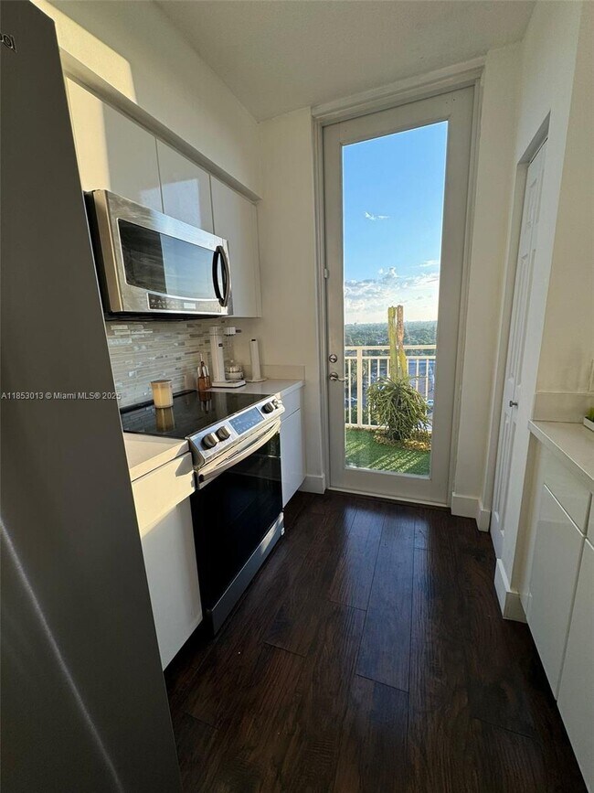 Building Photo - 215 SW 42nd Ave