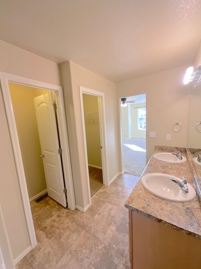 Building Photo - 3 Bedroom Townhome Available Near S Union Blvd & Monterey Rd!