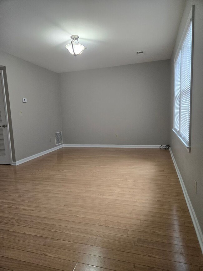 Building Photo - Spacious Townhome with Fully Fenced Privat...
