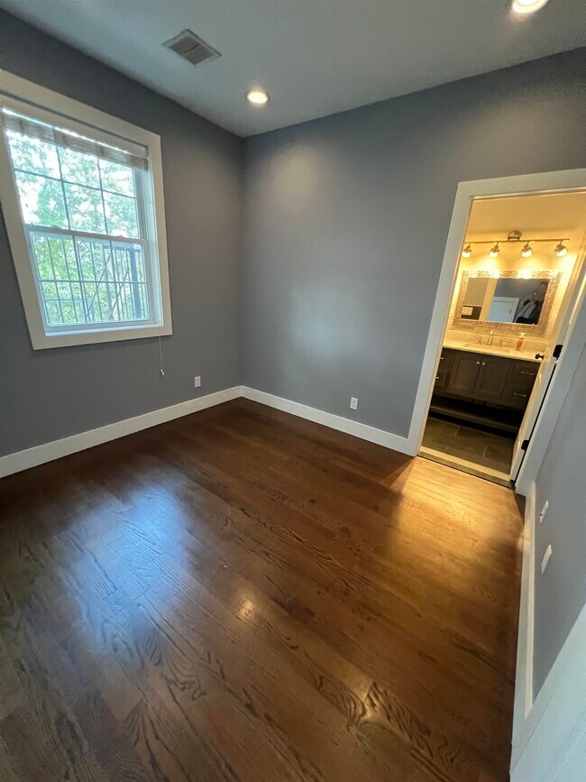 Building Photo - 44 Duer Pl