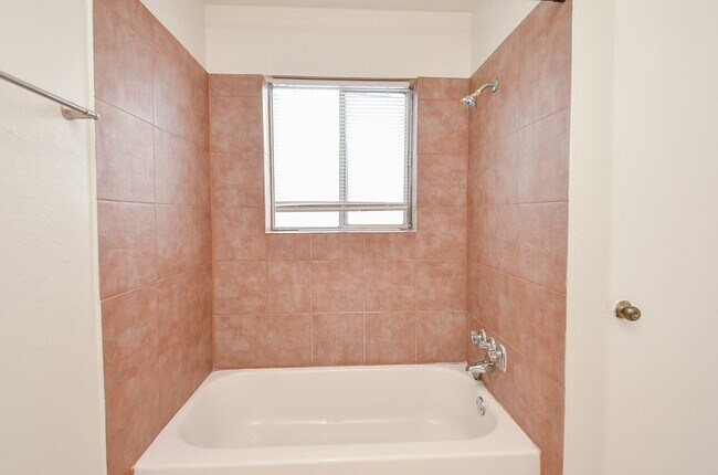 Building Photo - 2121 Fountain View Dr