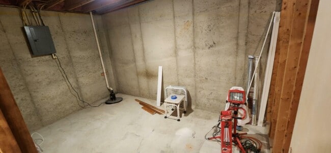 Building Photo - 1216 Dale Ct NE