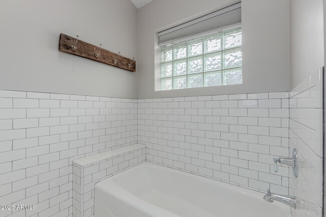 Building Photo - 5001 E Mitchell Dr