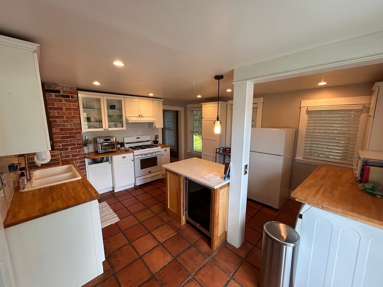 Building Photo - 919 N Lawrence St