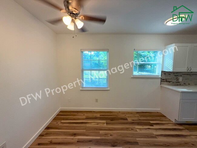 Building Photo - Fully Renovated 2-Bedroom Home Near UTA & AT&T Stadium – Modern Upgrades + Spacious Yard!