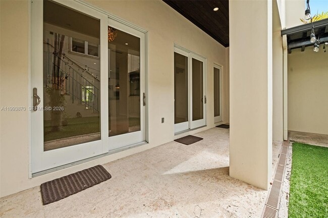 Building Photo - 530 Valencia Ave