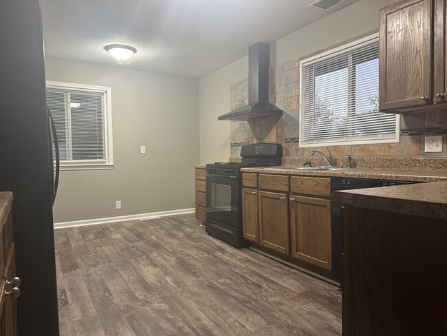 Building Photo - 602 Sara St