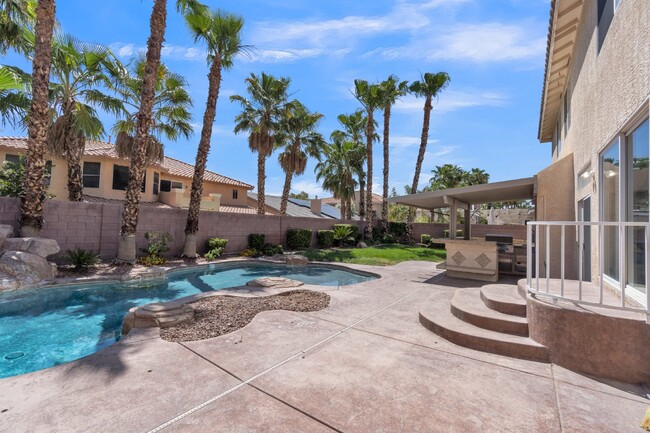 Building Photo - LUXORY 5 BEDROOM 3 1/2 BATH HOME LOCATED I...