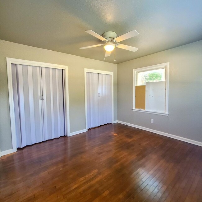 Building Photo - 2 Bedroom 1 bath Duplex