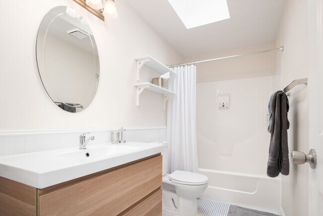 Building Photo - 1612 26th Ave