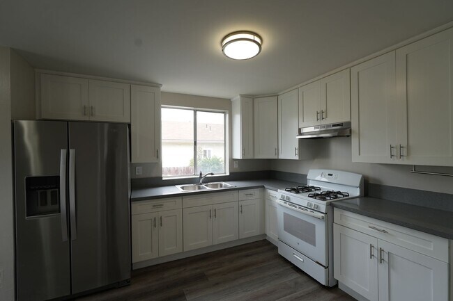 Building Photo - 440 RAYVON