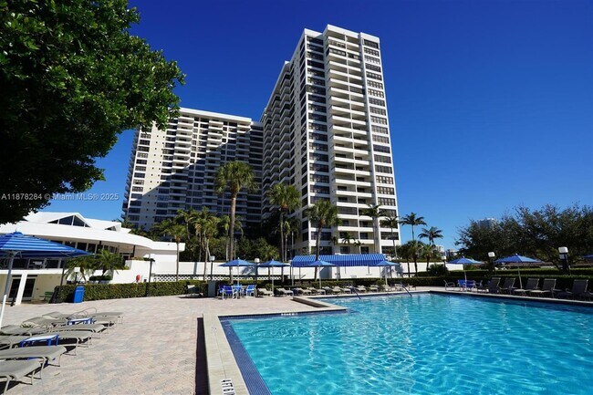 Building Photo - 2500 Parkview Dr