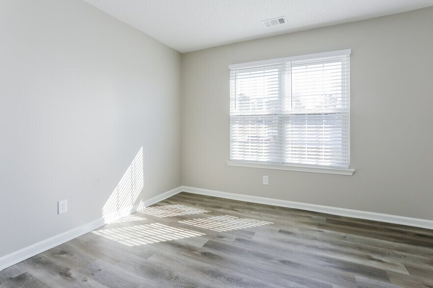 Building Photo - 213 Summer Hill Cir