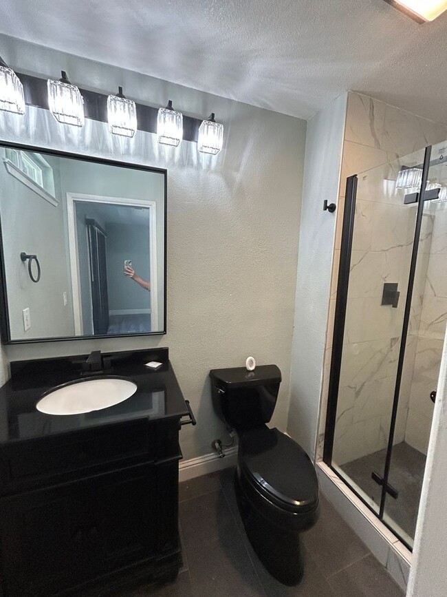 Building Photo - Don't miss out in North Hanford! 3 bedroom 2 bath with solar!