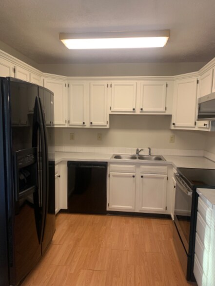 Building Photo - 3737 White Pine Dr