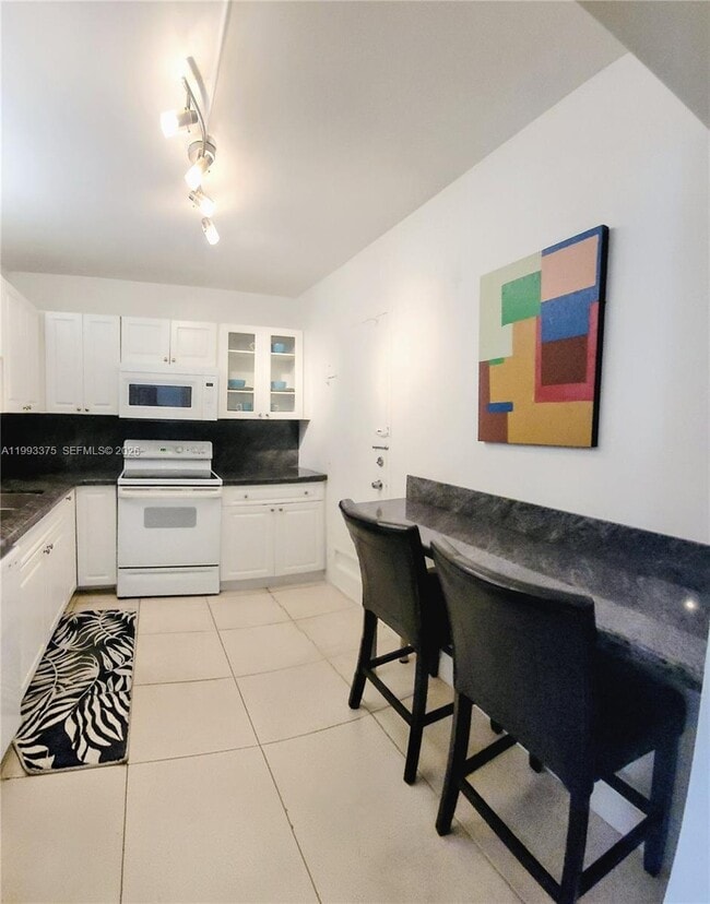 Building Photo - 400 Kings Point Dr