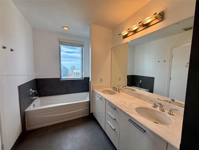 Building Photo - 1060 Brickell Ave