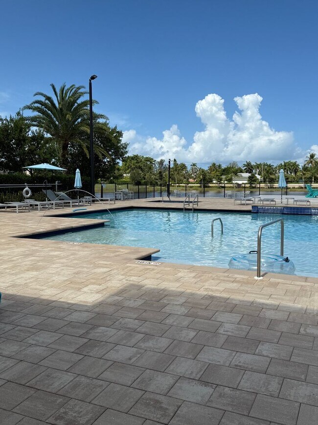 Building Photo - *** Bayshore 3 bed 2 bath *** Resort-Style Amenities and Pet friendly ***