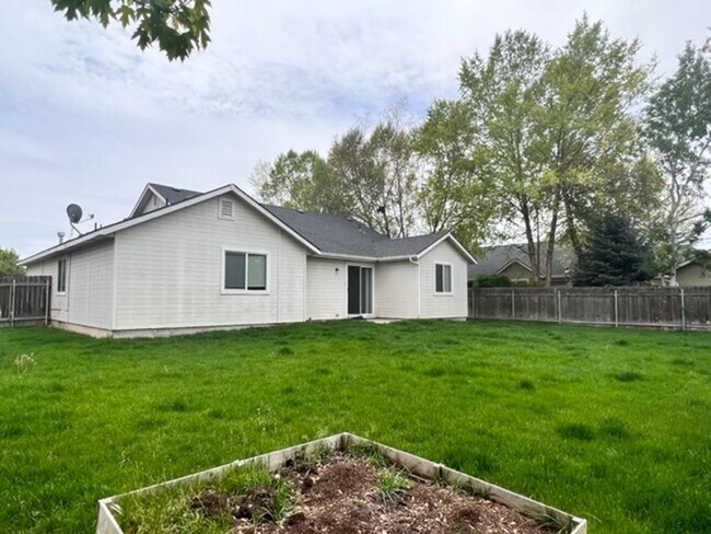 Building Photo - Beautiful single level home in Meridian with Community Pool!!