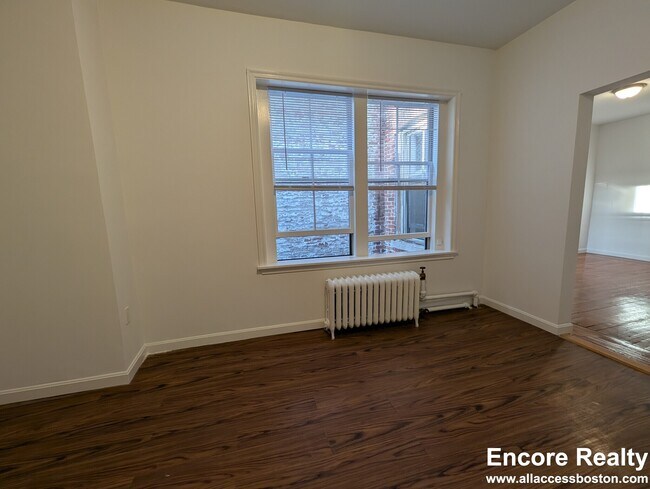 Building Photo - 31 Temple St