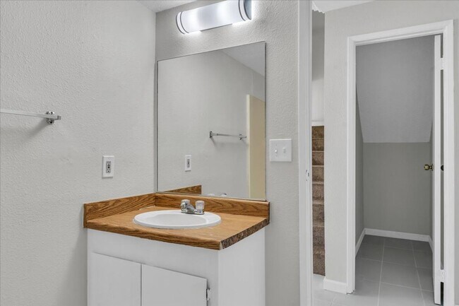 Building Photo - Beautiful 2 BD | 2 Bath