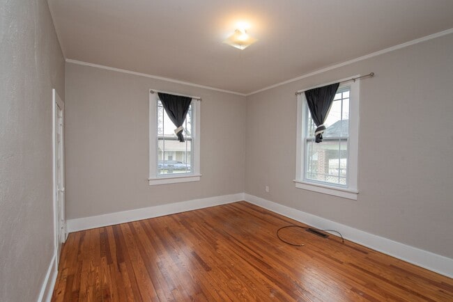 Building Photo - Spacious 2 Bedroom Cottage w/ Granite & Ha...