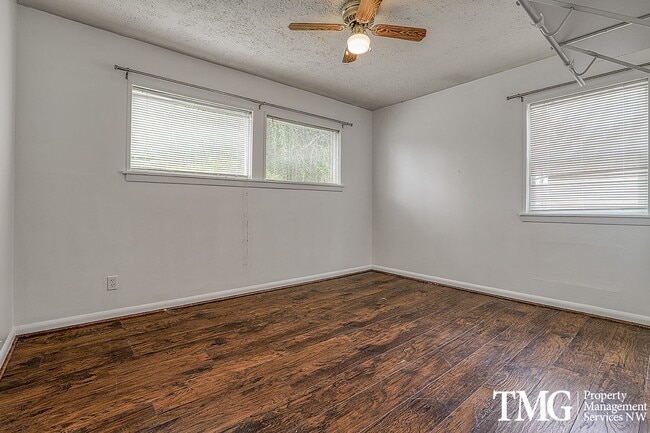 Building Photo - Single-Level 2 Bedroom Home with A/C & Large Backyard