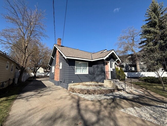 Building Photo - Newly Renovated 3 Bed, 1 Bath House w/ Bonus Room!