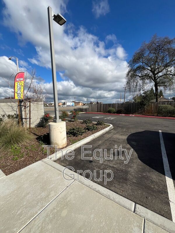 Building Photo - 418 S Summit St