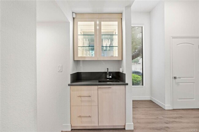 Building Photo - 5757 Owensmouth Ave