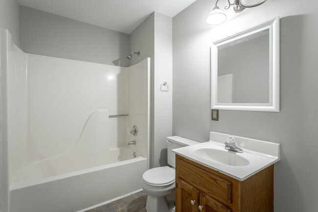 Building Photo - 2 Bedroom, 2 Bath Townhome with Private Patio Near I-75 & Hamilton Place