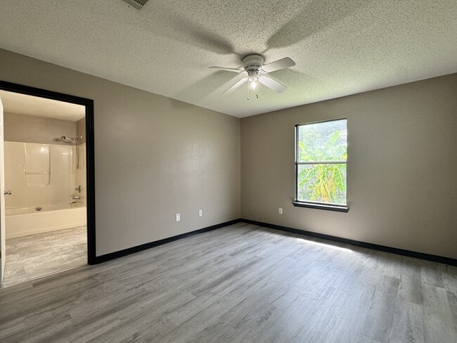 Building Photo - 322 Apple Dr