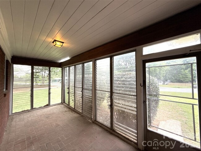 Building Photo - 2000 Weststone Dr