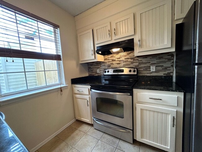 Building Photo - ? Move-In Ready 3BR Townhome | Ask About O...