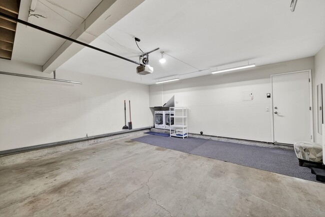 Building Photo - Spacious 3-Bedroom Townhome in Orangethorp...