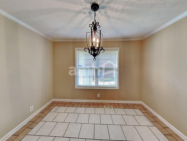 Building Photo - 2418 Taylor Close