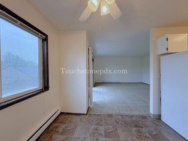 Building Photo - Updated 2 Bdrm Apartment with Balcony in Sellwood Moreland Neighborhood