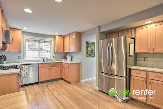Building Photo - Beautifully Renovated 3 Bed Townhome in Prime North Seattle Location