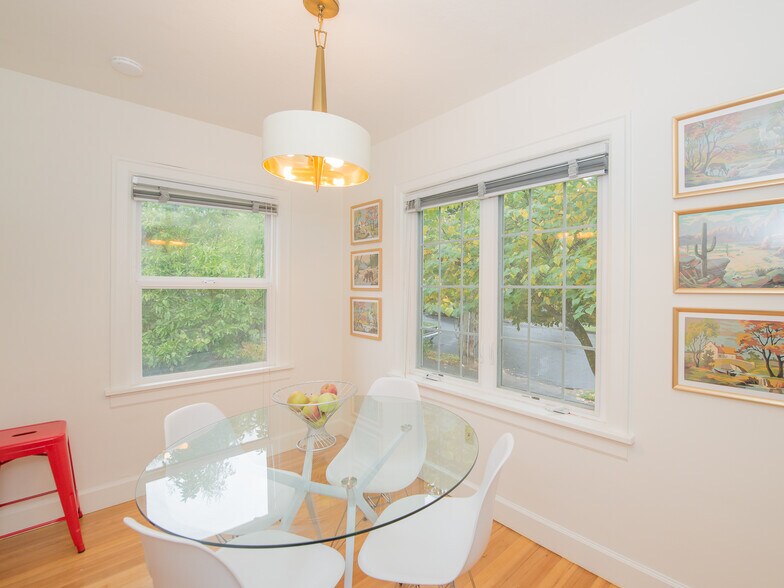 Building Photo - 2323 SE Pine St