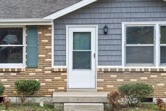 Building Photo - 3 Bedroom 2 Bath Renovated Pet Friendly Home For Rent!