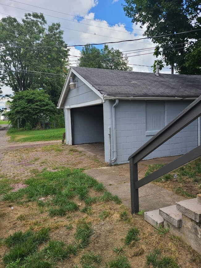 Building Photo - 5 Bed/ 2 bath house